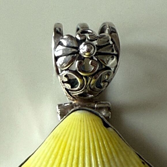 Yellow scallop shell & sterling silver surround pendant - Picture 2 of 5